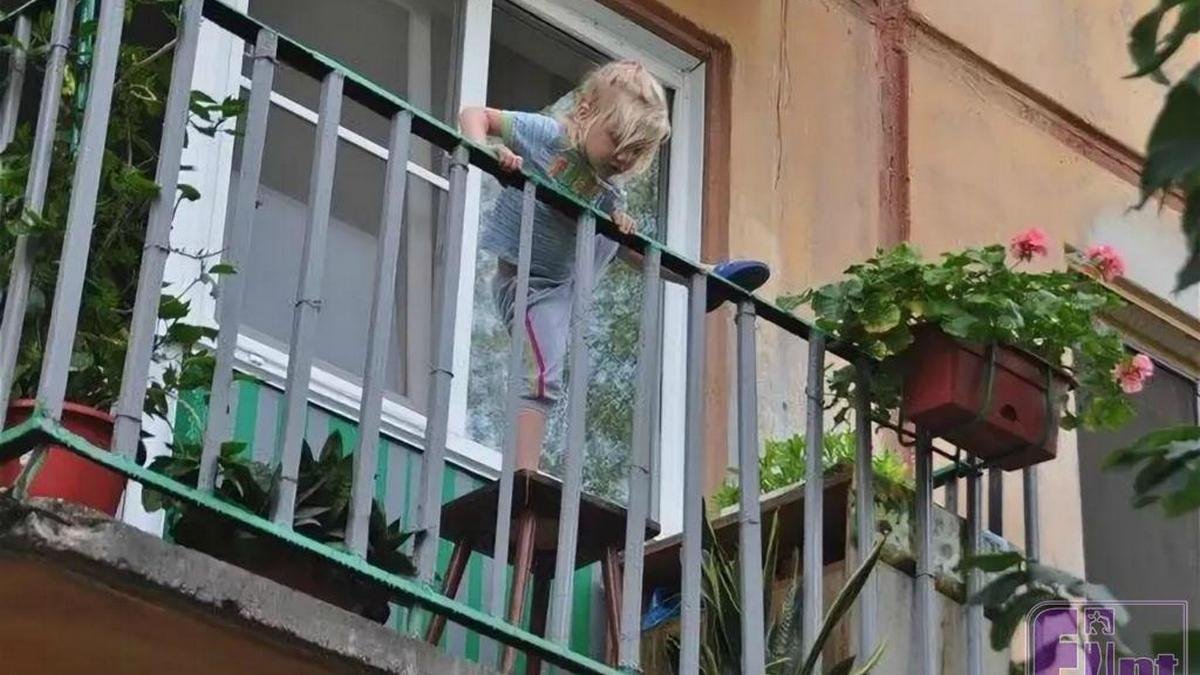 В Днепре двое маленьких детей гуляли на подоконнике открытого балкона, пока их пьяная мама спала