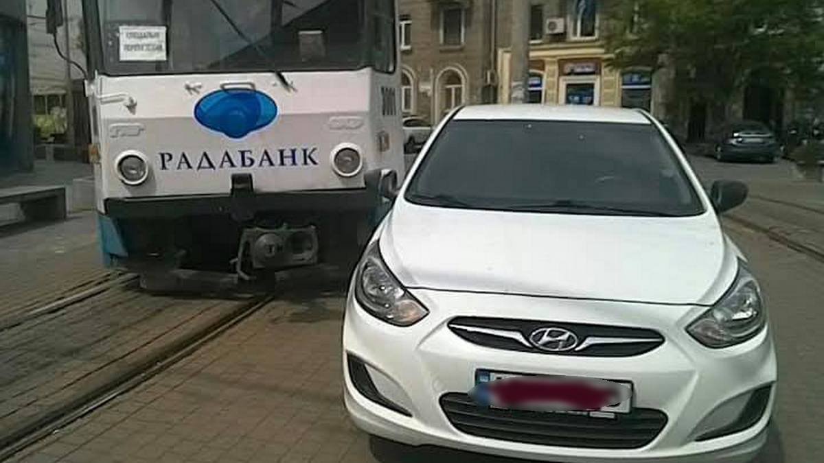 В центре Днепра Hyundai припарковался на рельсах и парализовал движение электротранспорта