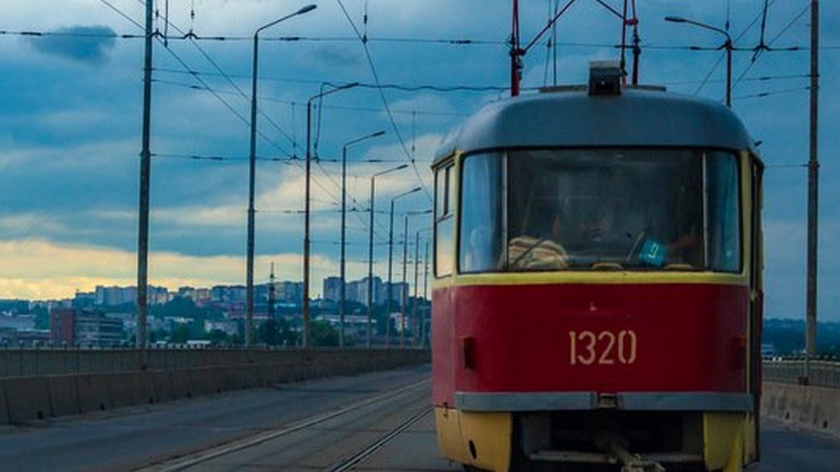 В Днепре на Любарского трамвай сбил пешехода: полиция ищет свидетелей