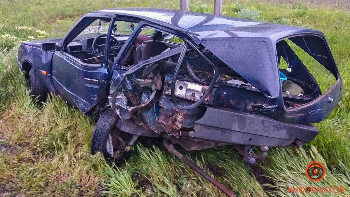 На выезде из Днепра столкнулись Mazda и ЗАЗ: оба автомобиля вылетели в кювет