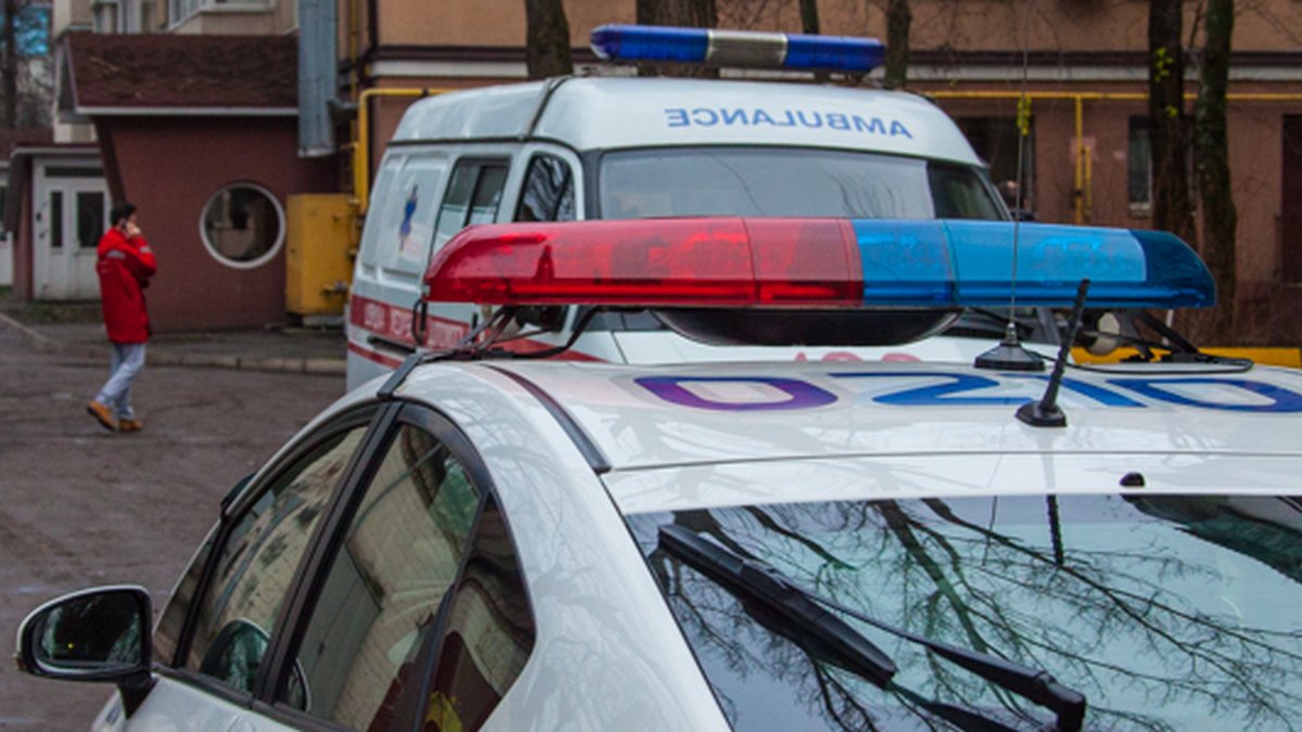 На трассе под Днепром ВАЗ перевернулся и вылетел в кювет: из авто выпали пассажиры и водитель