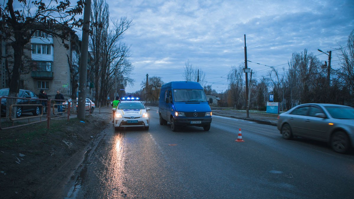 В Днепре на Любарского Mercedes сбил женщину: полиция ищет свидетелей