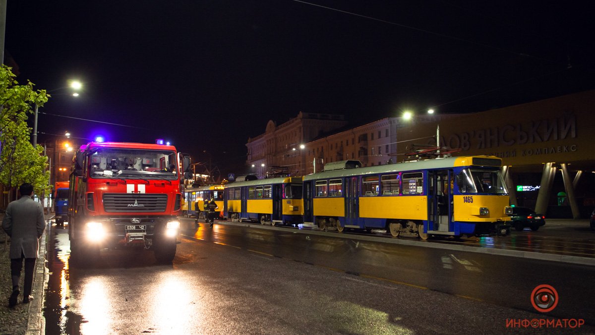 В Днепре на Курчатова загорелся трамвай