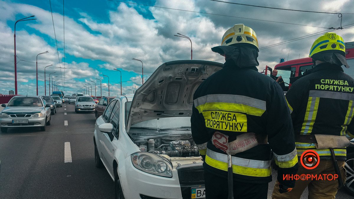 В Днепре на Новом мосту загорелся Fiat: пробка тянется от ТЦ "Наша Правда"