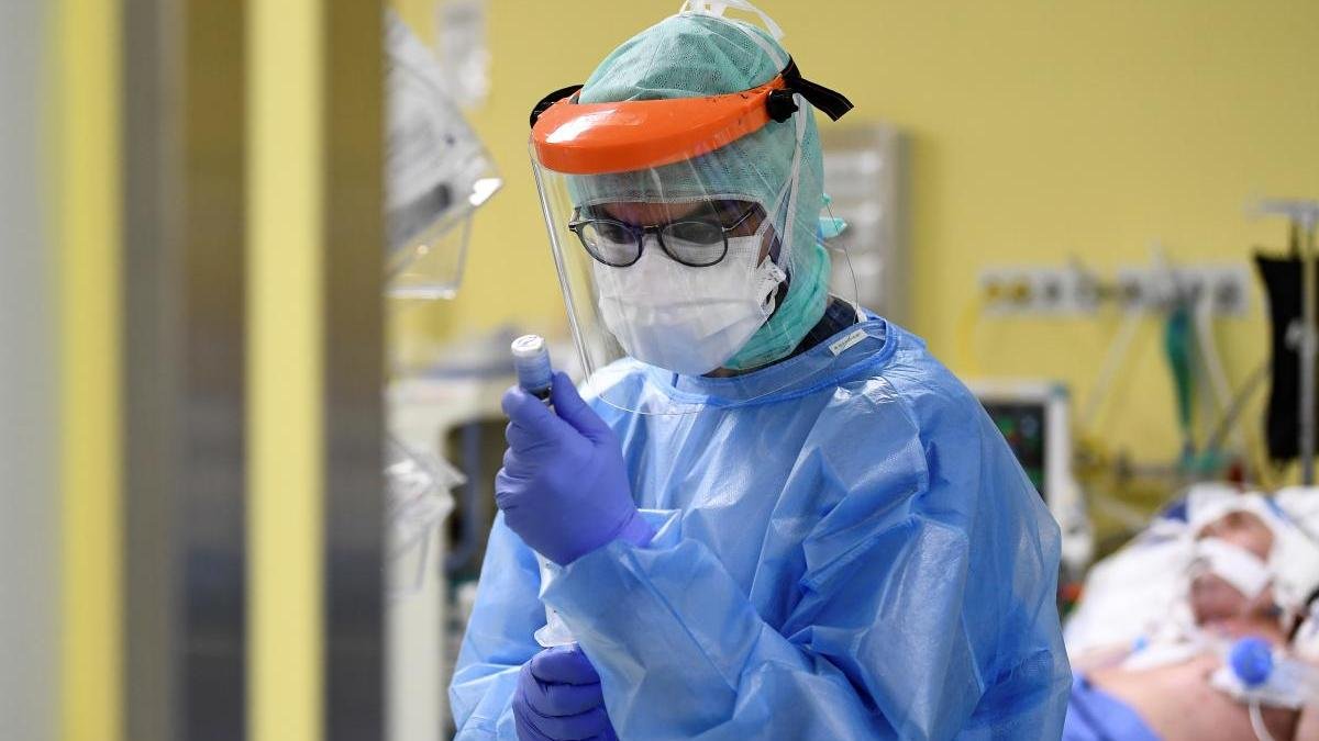 В Днепре из больницы Мечникова выписали женщину, которая смогла побороть коронавирус