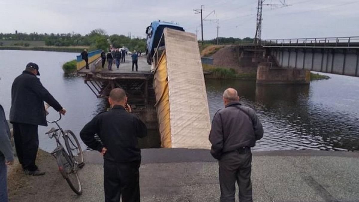 Под Никополем рухнул мост с фурой: комментарий Зеленского и Укравтодора