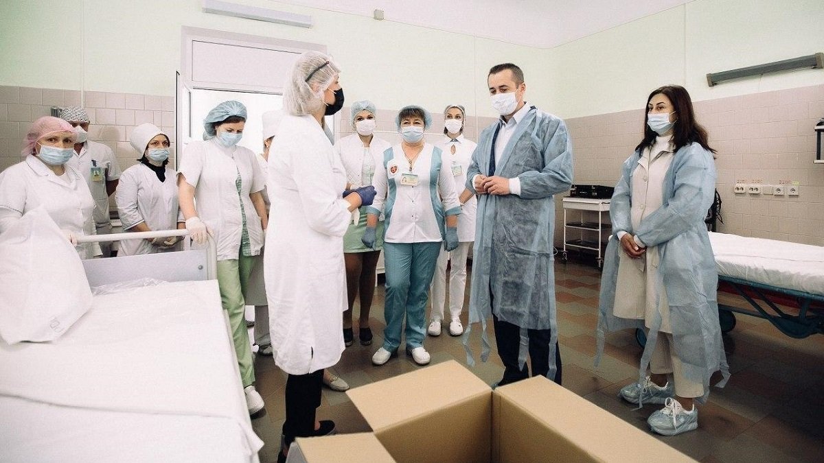 Загид Краснов передал больнице Днепра оборудование класса "эксперт" для борьбы с COVID-19