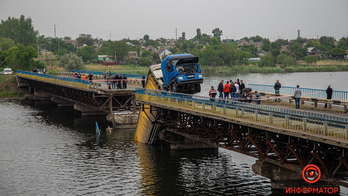 Под Никополем рухнул мост с фурой: появилось видео момента