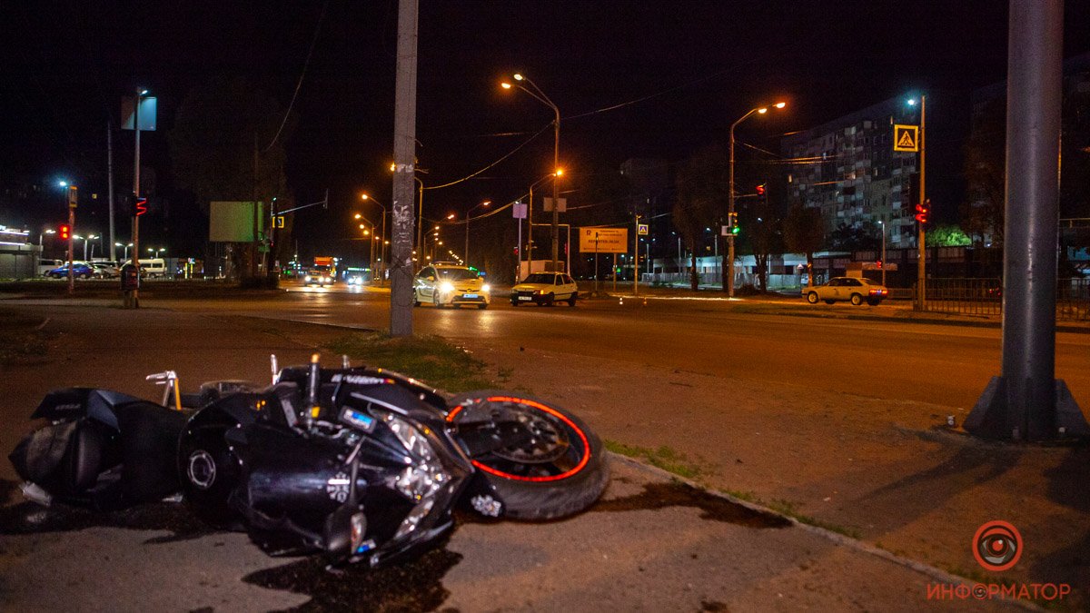 В Днепре на Донецком шоссе столкнулись Opel и мотоцикл Suzuki: видео момента ДТП