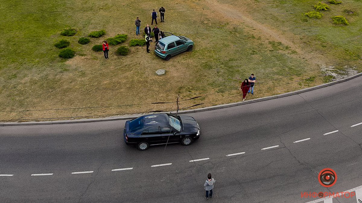 В Днепре на кольце Набережной Победы Daewoo столкнулся с Lada и отлетел на клумбу