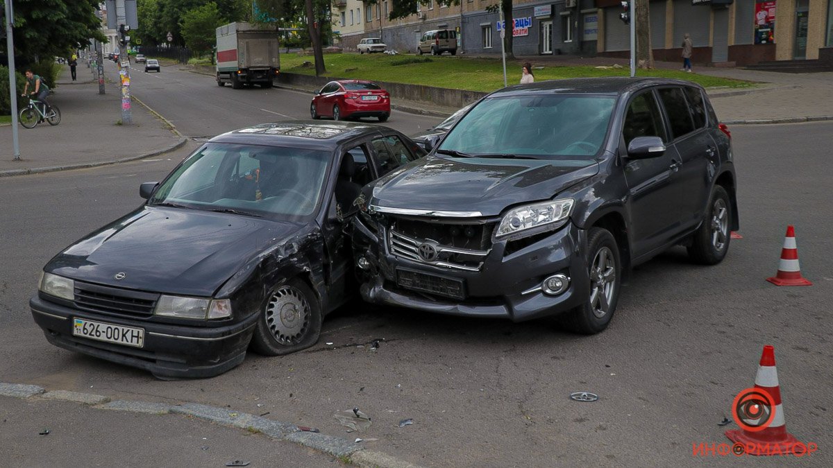 В Днепре на проспекте Поля столкнулись Toyota и Opel: обоих водителей забрала скорая
