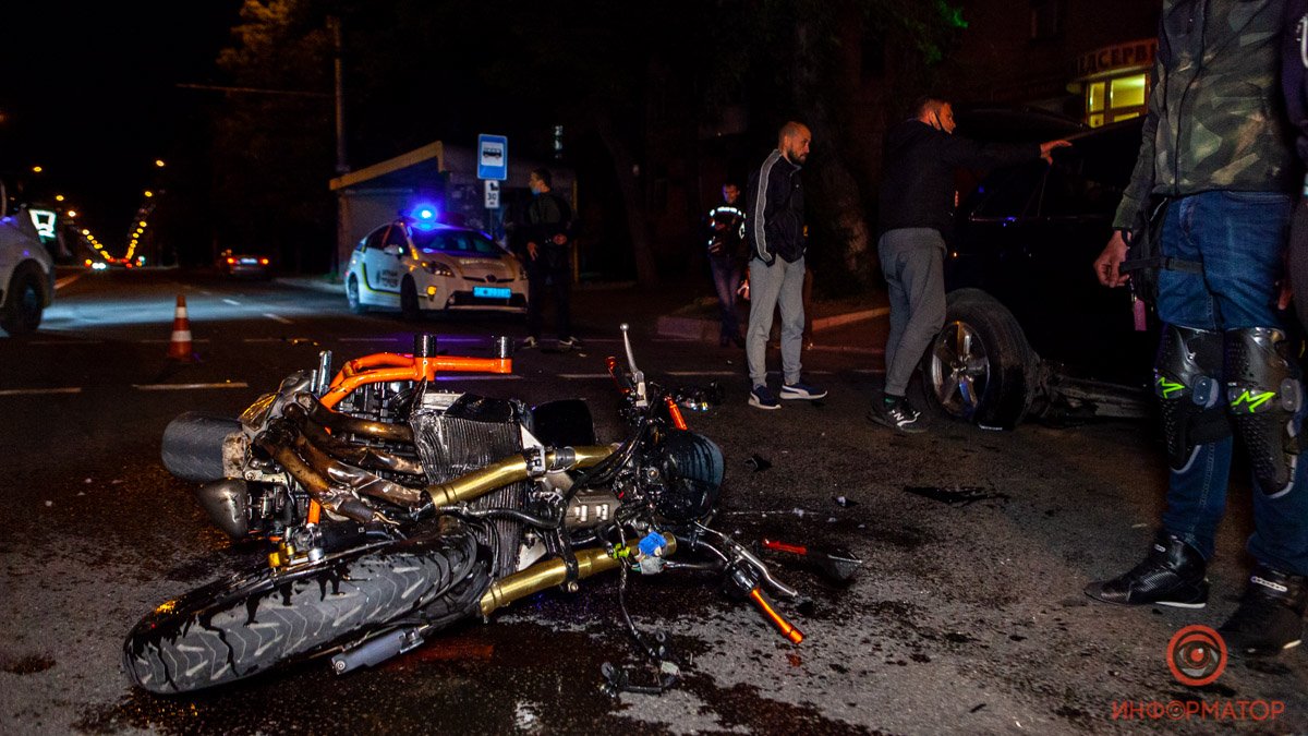 В Днепре на Калиновой мотоциклист врезался в Audi: видео момента аварии
