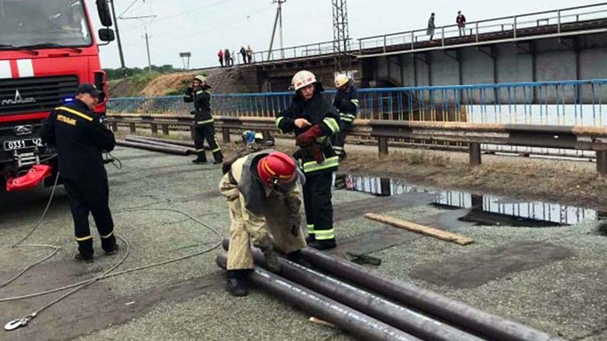 Под Никополем рухнул мост: грузовик все еще свисает с переправы
