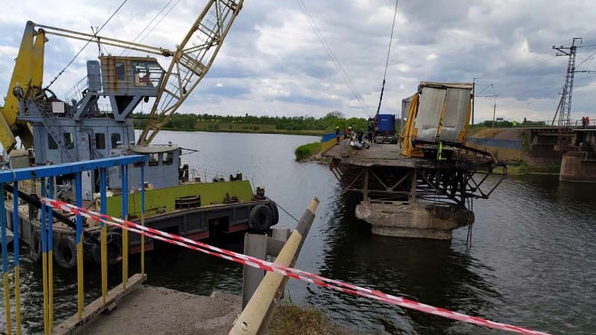 Под Никополем рухнул мост: грузовик наконец вытащили из воды