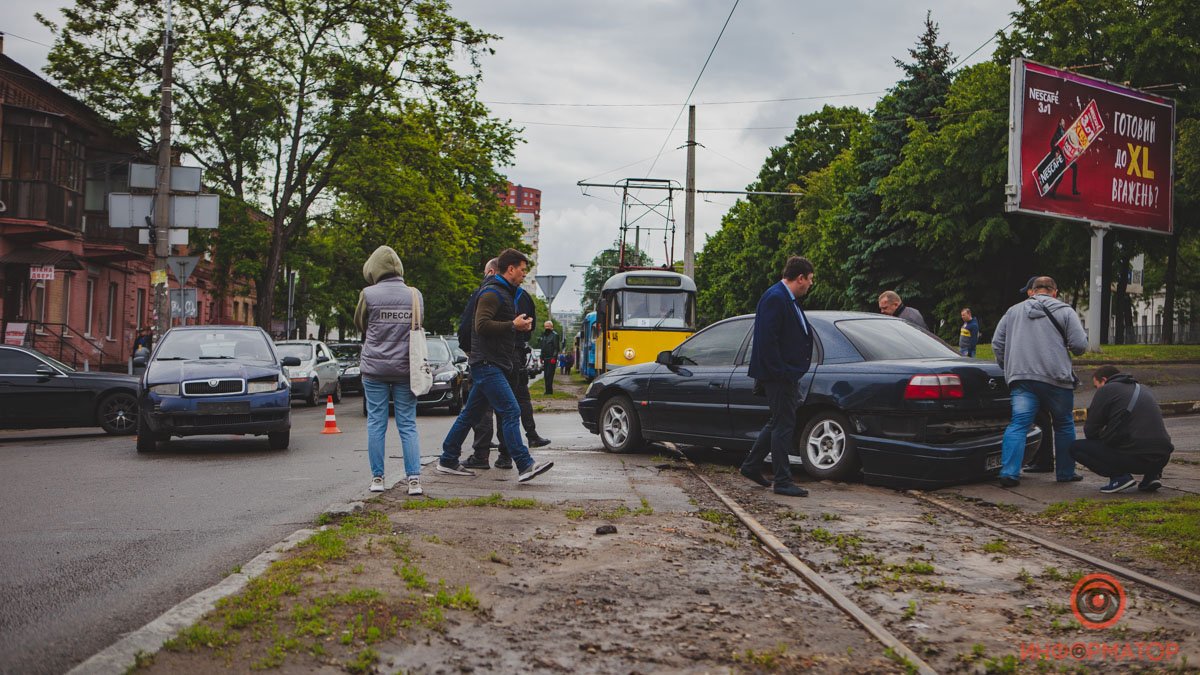 В Днепре на Святослава Храброго Opel столкнулся со Skoda и отлетел на рельсы: трамваи стоят