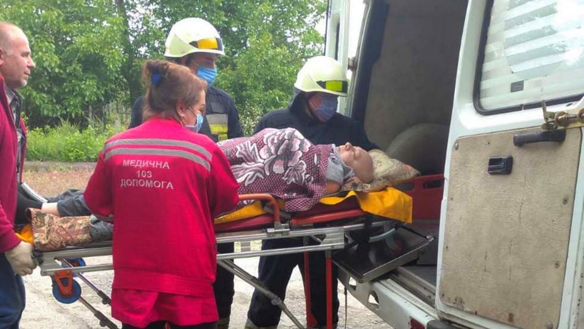 В Днепре мужчина нуждался в срочной госпитализации: медикам пришлось просить о помощи спасателей