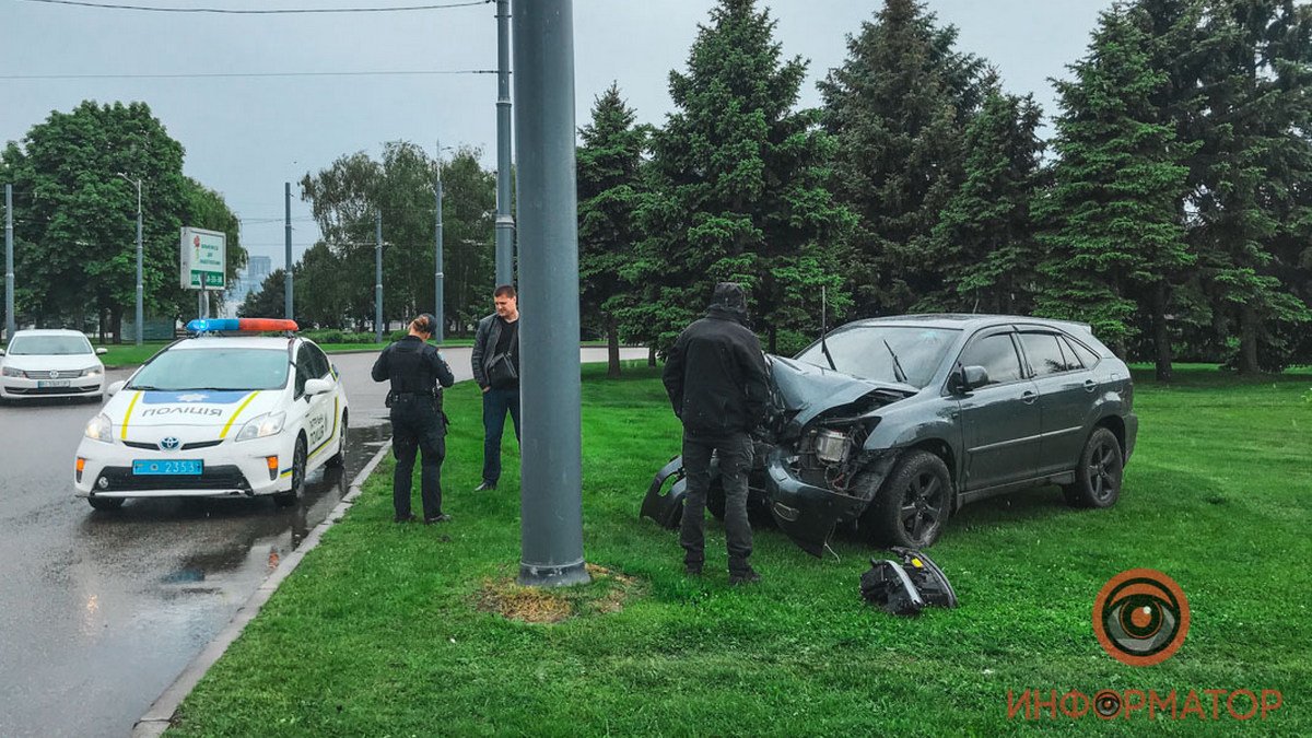 В Днепре возле "Вавилона" Lexus слетел с дороги и врезался в столб: пострадал мужчина
