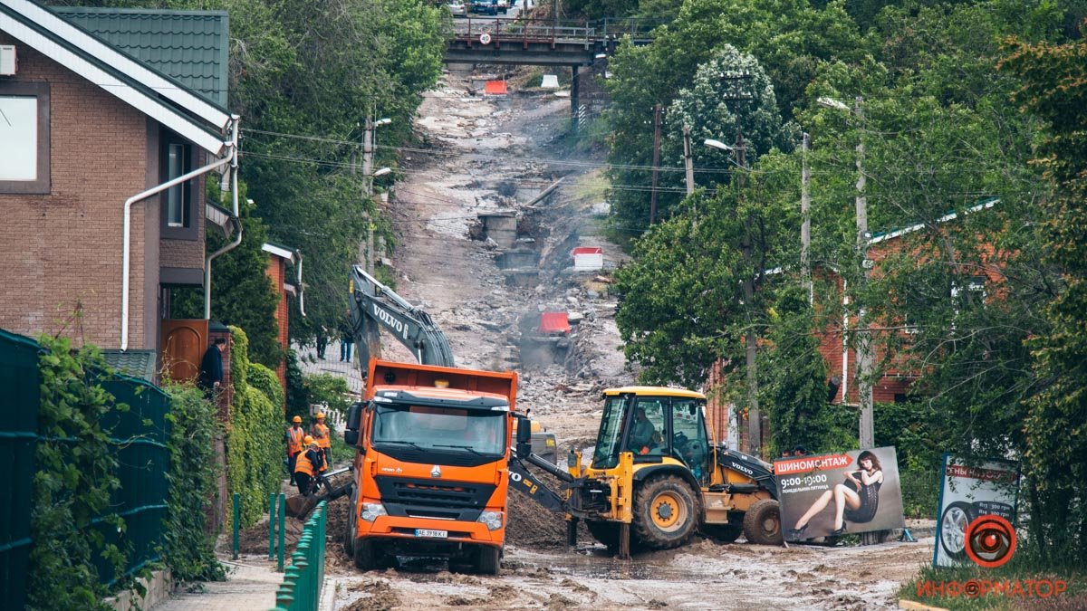 В Днепре дождь размыл Крестьянский спуск, на котором проводят ремонт