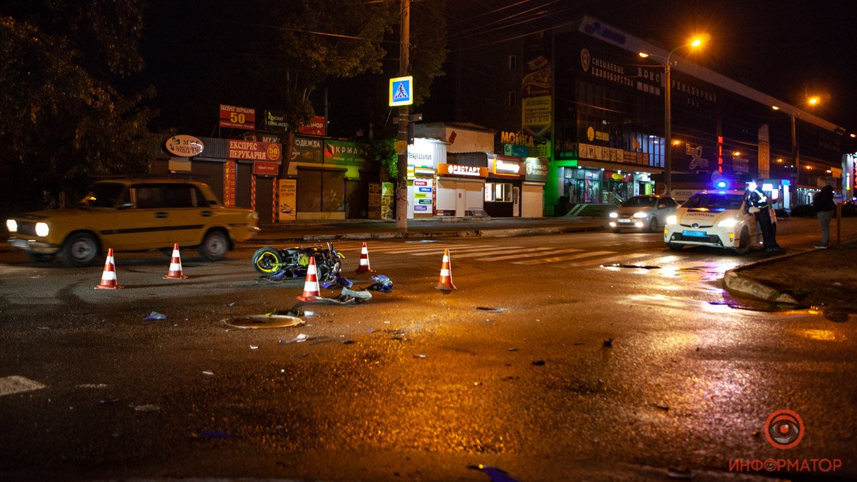 В Днепре на Калиновой Kia службы такси столкнулся с мотоциклистом: мужчину госпитализировали