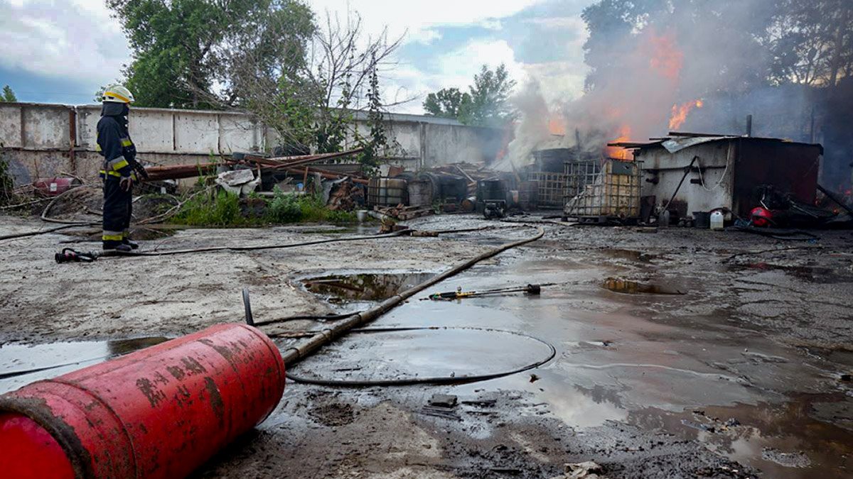 В Днепре на территории складов пожар уничтожил 100 квадратных метров