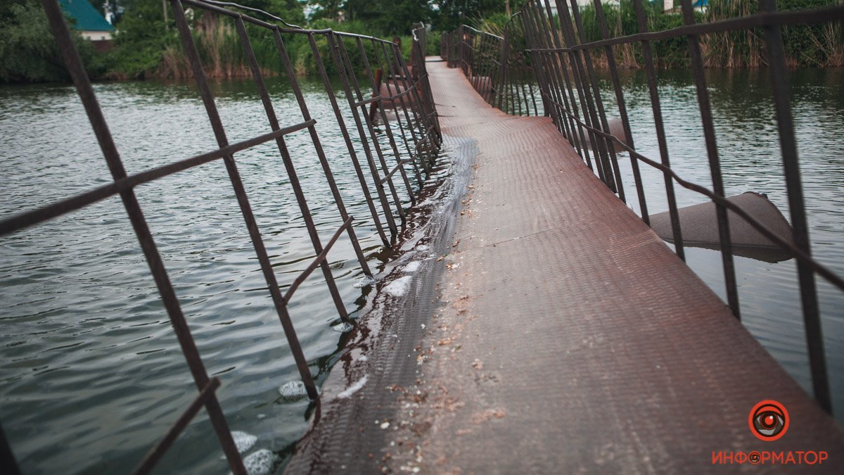 В Днепре уходит под воду мост через реку Шиянку