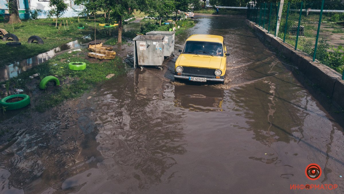 В Днепре после дождя затопило улицу на Левобережном