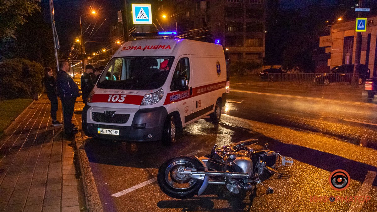 В Днепре на Сичеславской Набережной мотоциклист сбил двух пешеходов