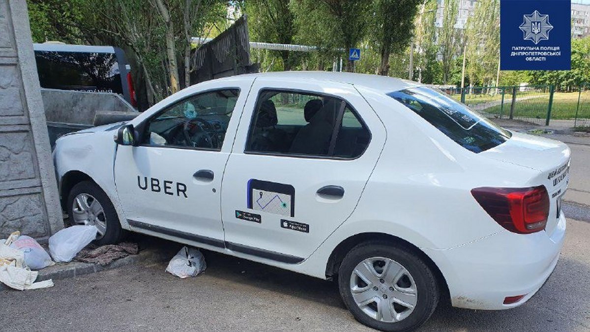 В Днепре на Березинской таксист Uber снес забор: пострадала беременная пассажирка