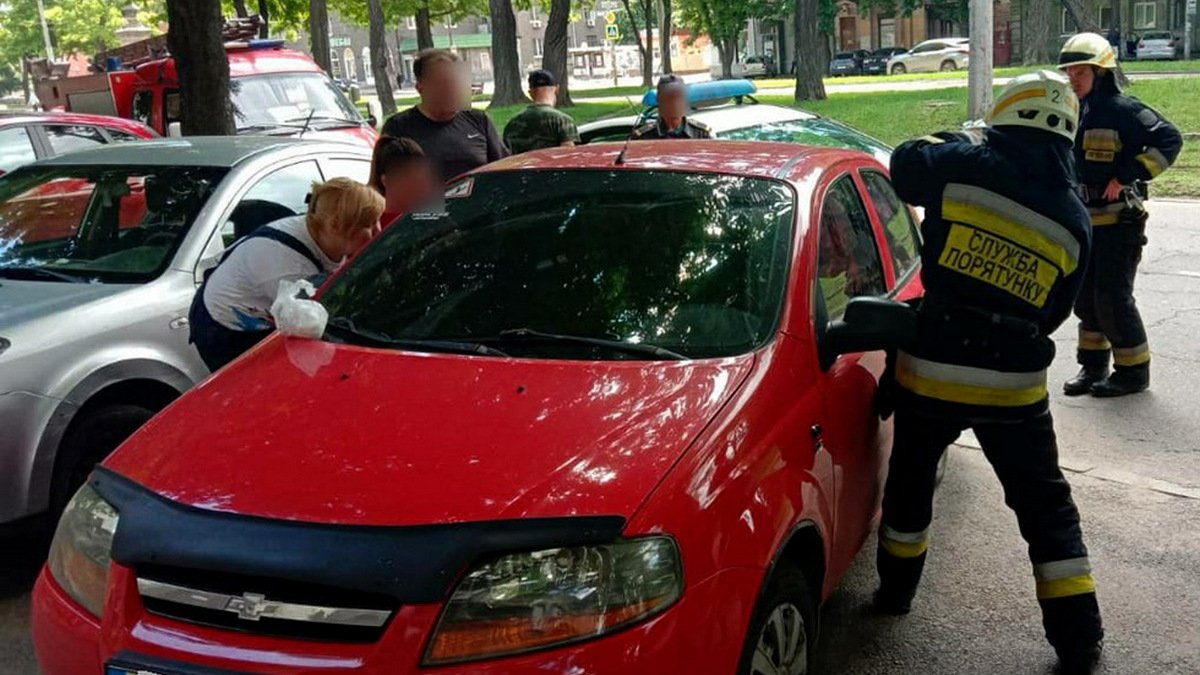 В Днепре 5-месячный ребенок остался сам в закрытом авто: пришлось вызывать спасателей