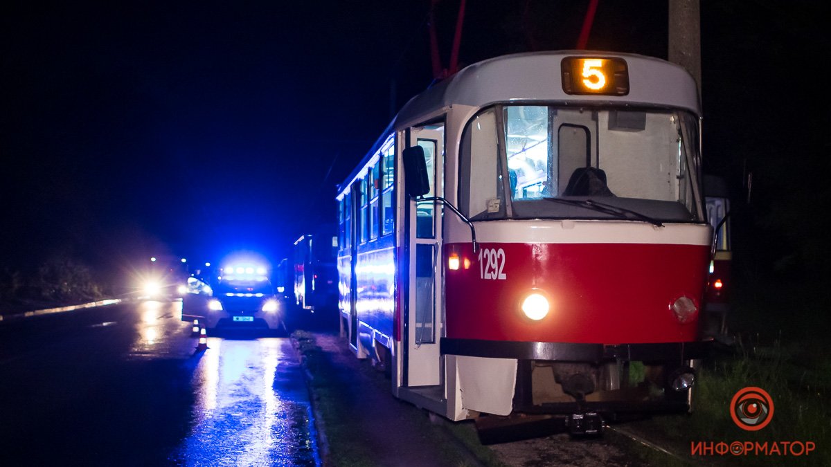 В Днепре на Маяковского трамвай №5 сбил мужчину: пострадавшего увезла скорая