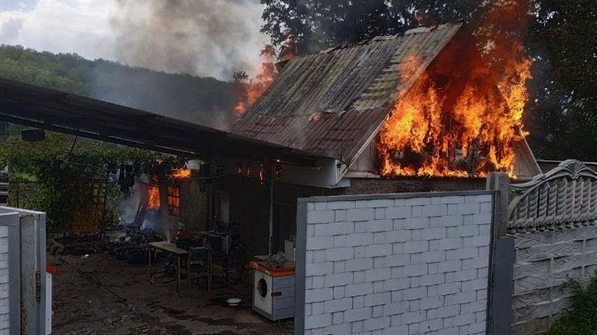 В Днепре патрульные заметили пожар в жилом доме и бросились на помощь