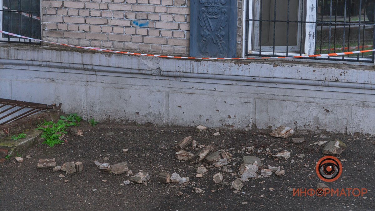 В центре Днепра на тротуар обрушился аварийный фасад дома