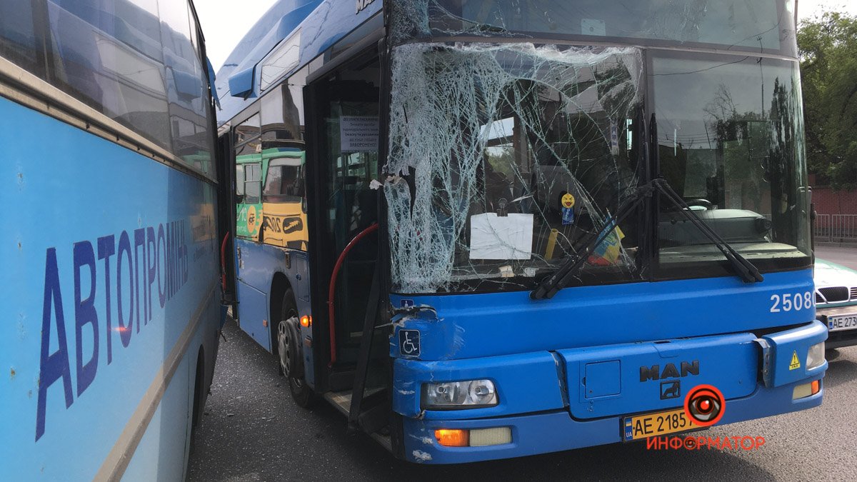В Днепре возле "Нашей правды" столкнулись два автобуса: движение затруднено