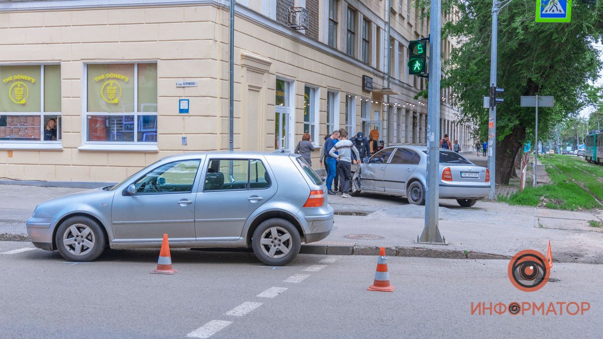 В Днепре на Гагарина Volkswagen выехал на "встречку" и толкнул Škoda на тротуар