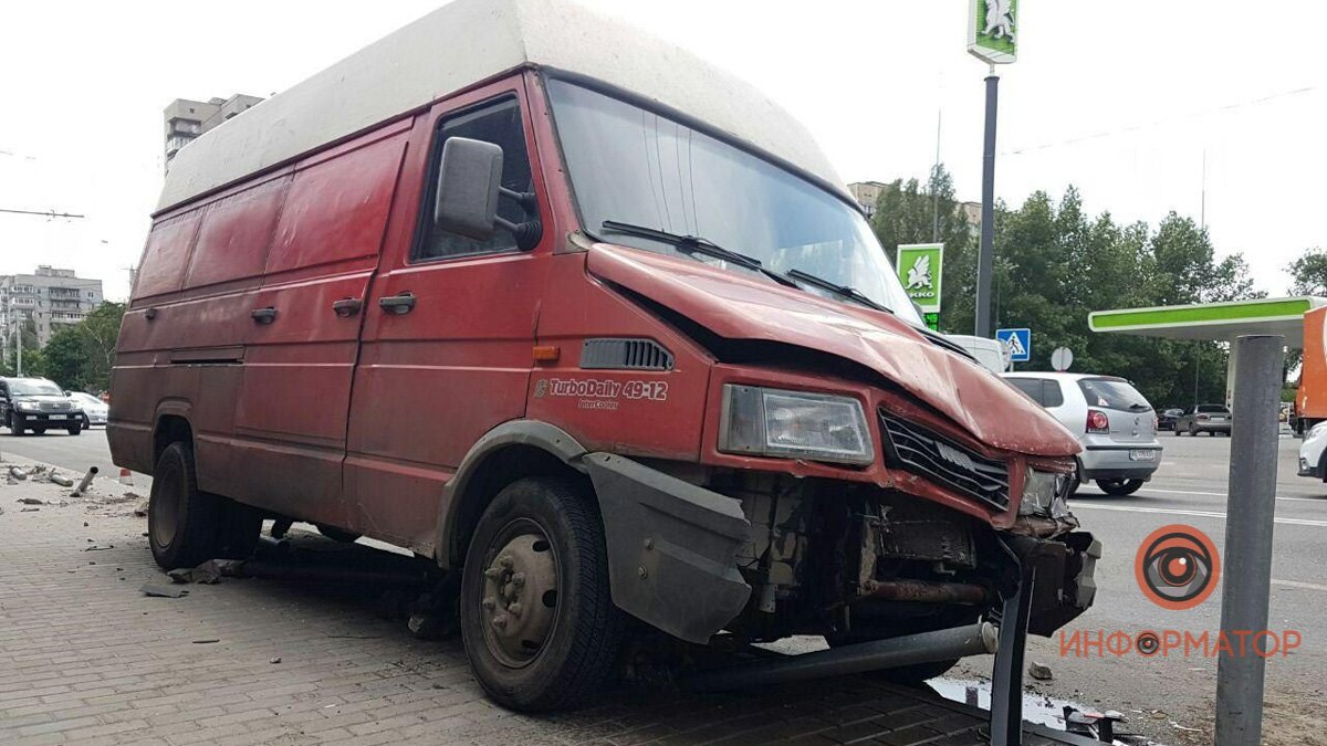 В Днепре на Образцова микроавтобус въехал в остановку