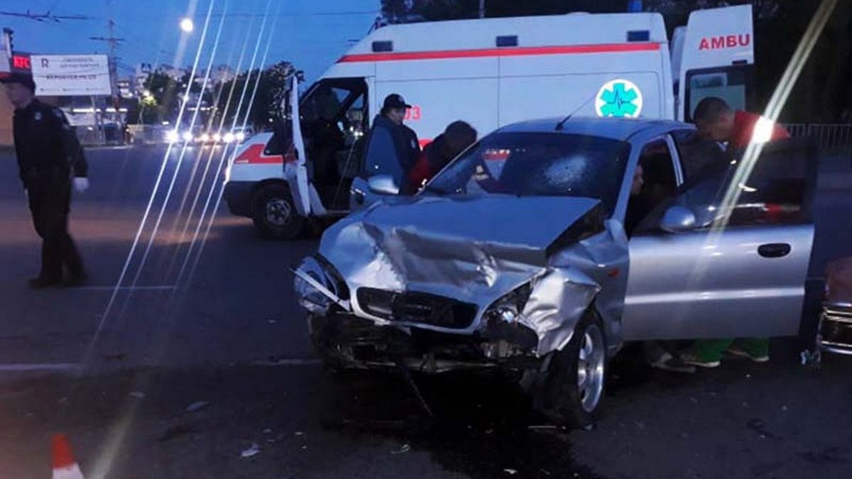 В Днепре на Запорожском шоссе столкнулись два Daewoo: появилось видео момента аварии
