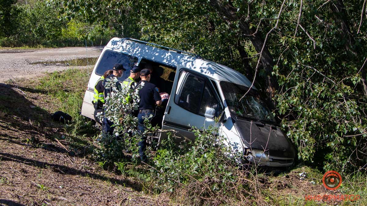 В Днепре на Гаванской микроавтобус столкнулся с Mitsubishi и вылетел в кювет: пострадала девушка
