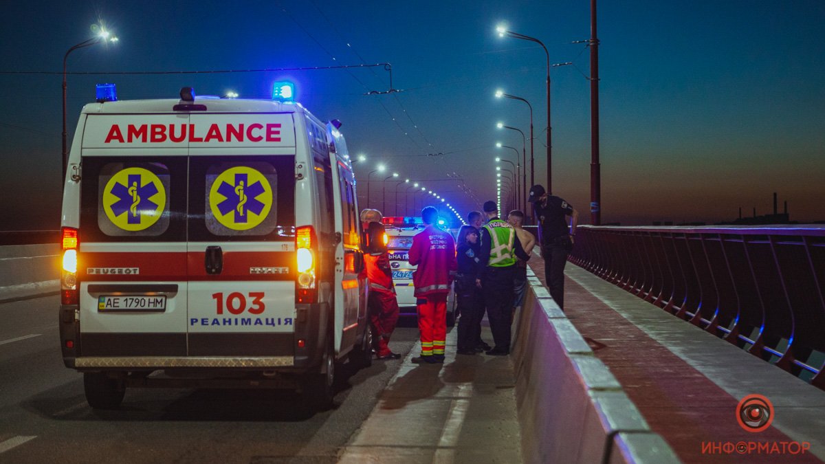 В Днепре патрульные спасли парня за минуту до прыжка с Нового моста