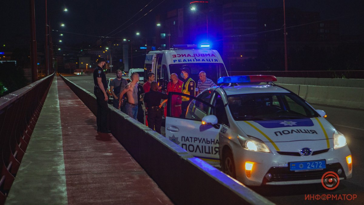 В Днепре патрульные спасли парня за минуту до прыжка с Нового моста: видео момента