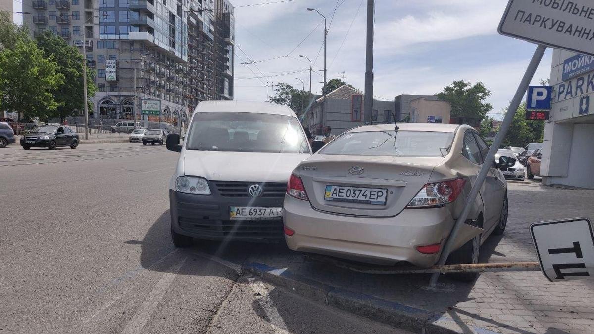 В Днепре на Шмидта Volkswagen въехал в припаркованный Hyundai: пострадала девушка
