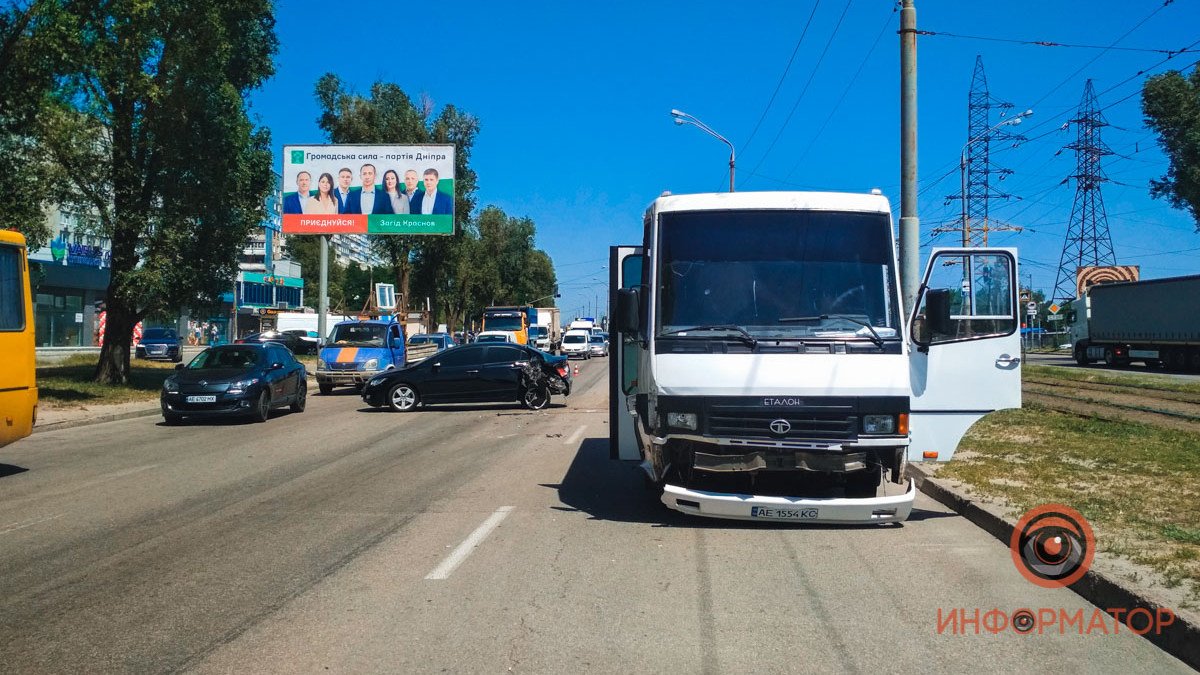 В Днепре на Донецком шоссе автобус столкнулся с Honda: собралась пробка