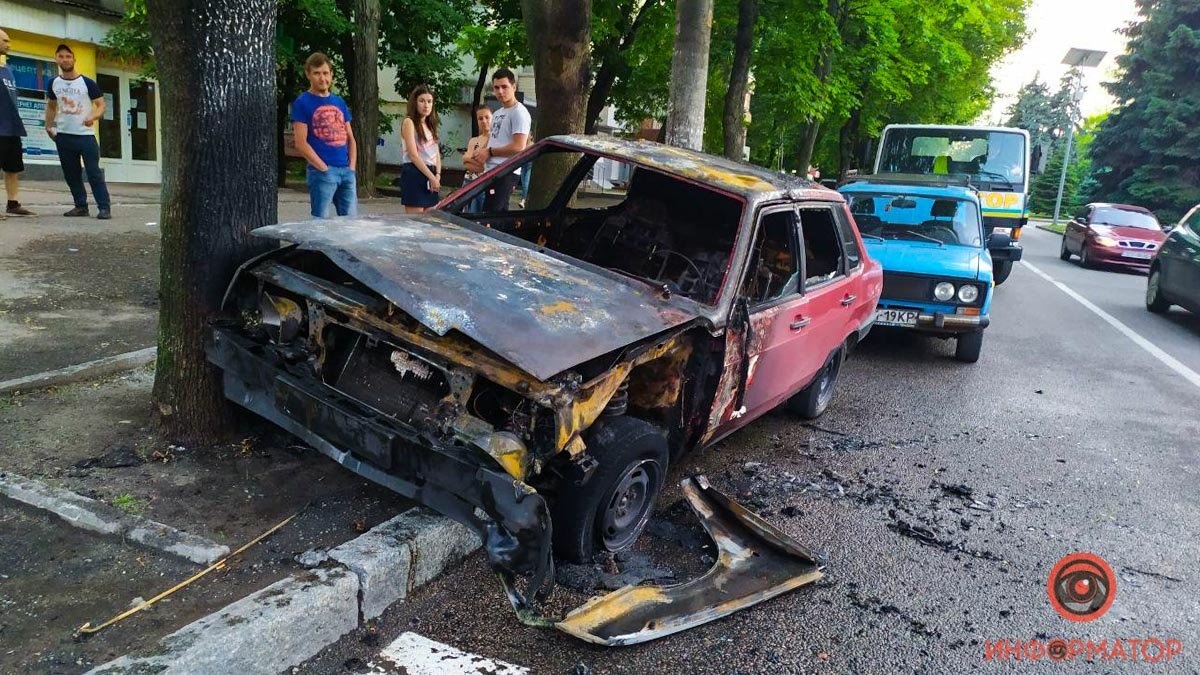 В Днепре на проспекте Гагарина сгорел ВАЗ: появилось видео