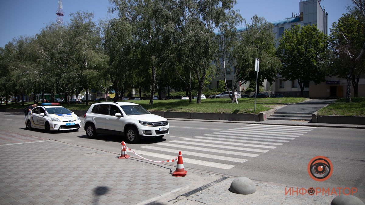 В Днепре на проспекте Поля Volkswagen сбил женщину с ребенком на пешеходном переходе