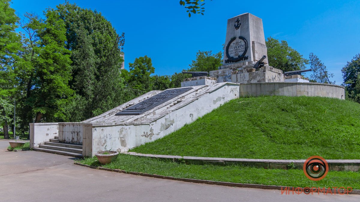В Севастопольском парке в Днепре разрушается монумент