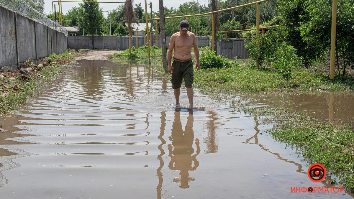В Днепре на Мандрыковском спуске после бури затопило частные дома и огороды