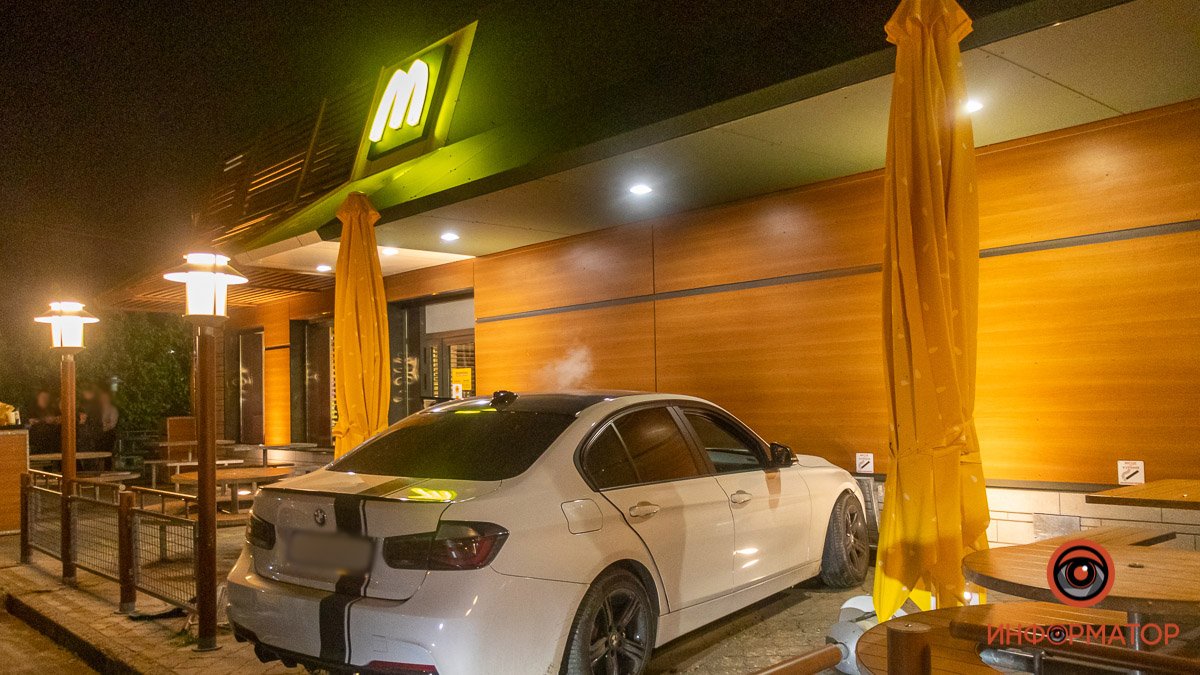В Днепре на проспекте Героев BMW въехала в McDonalds