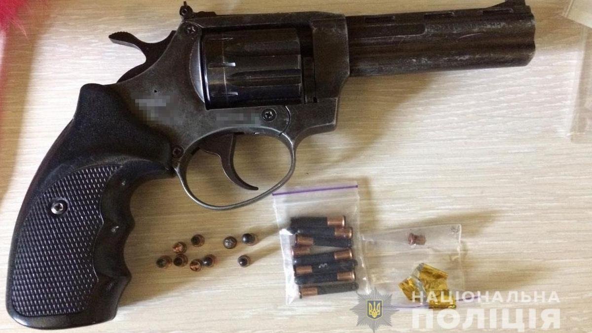 В Днепре у 28-летней женщины нашли оружие и наркотики