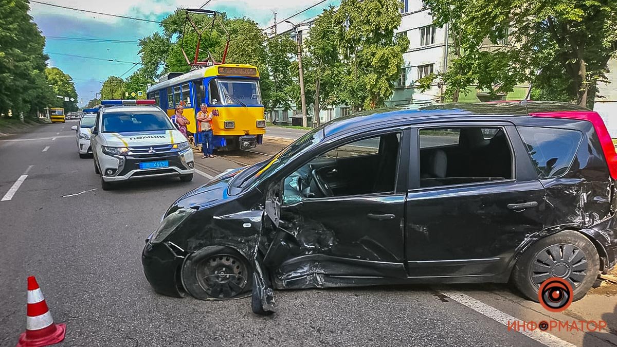 В Днепре на Мазепы столкнулись Mercedes и Nissan: пострадал мужчина