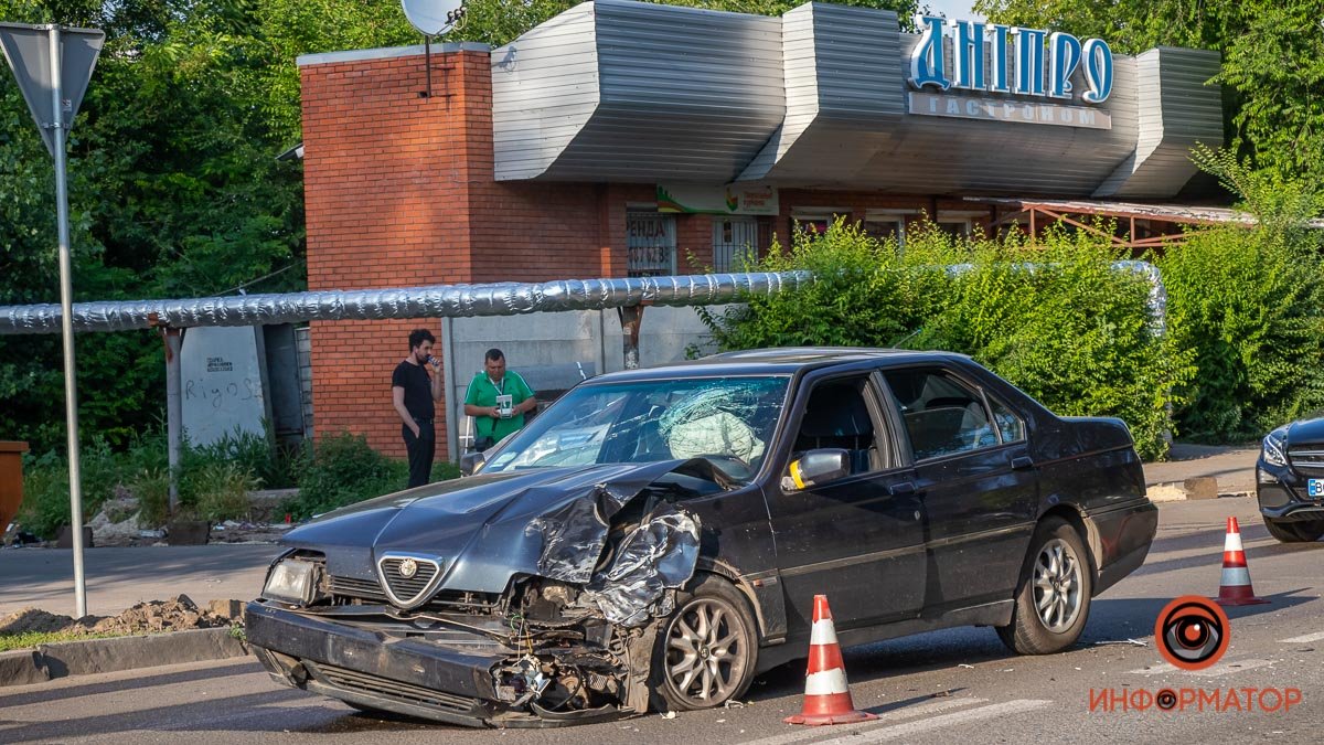В Днепре на Криворожской столкнулись Mercedes и Alfa Romeo: есть пострадавшие