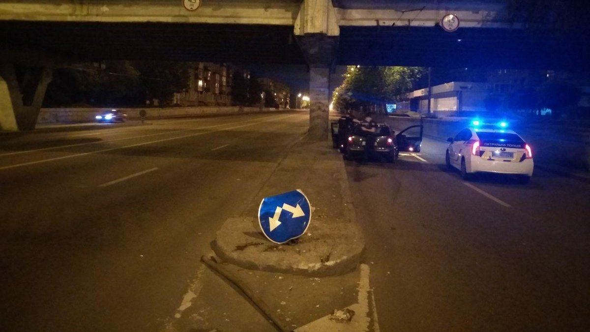 В Днепре на Слобожанском проспекте пьяный водитель Renault влетел в отбойник